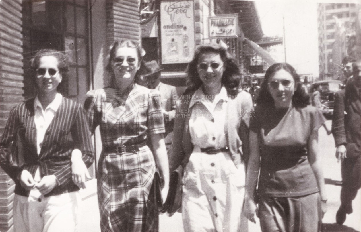Κοπέλες στους δρόμους της Αλεξάνδρειας